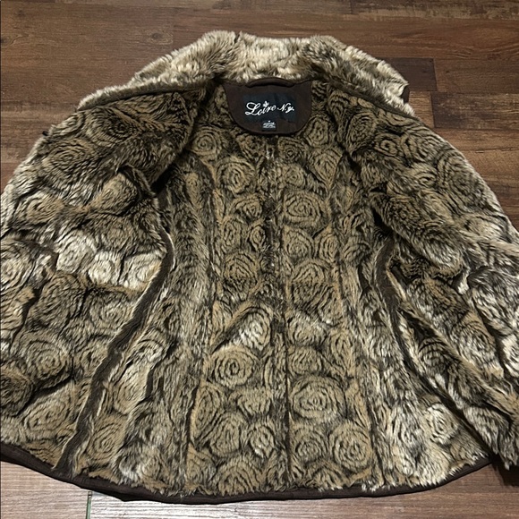 Loire NY Faux Fur Lined and Suede Wind-Blocking Pop Up Faux Fur Collar - Medium - Picture 10 of 14